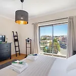 Charming בית הארחה 4*